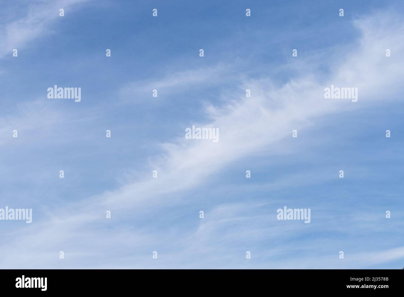 Ciel bleu avec nuages cirrus blancs en diagonale Banque D'Images