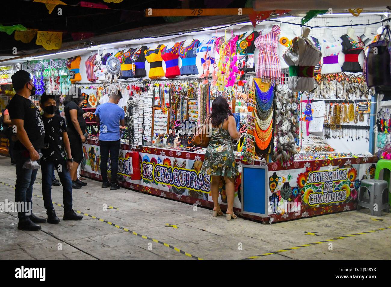 Avec l'assouplissement des restrictions Covid-19, les habitants de Mérida au Mexique commencent à sortir à nouveau en portant leur masque facial, janvier 2022 Banque D'Images
