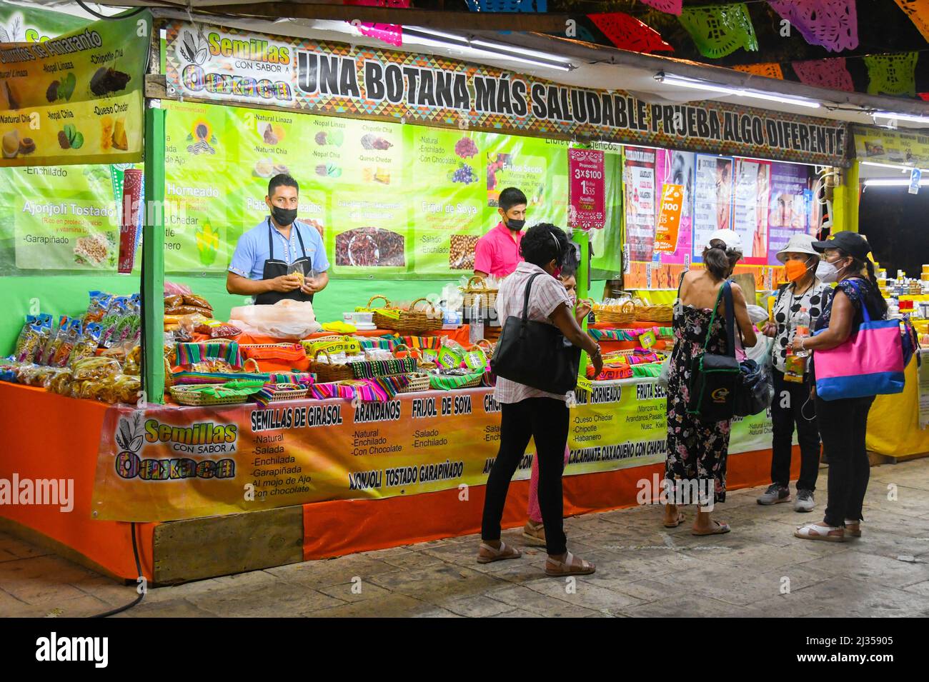 Avec l'assouplissement des restrictions Covid-19, les habitants de Mérida au Mexique commencent à sortir à nouveau en portant leur masque facial, janvier 2022 Banque D'Images