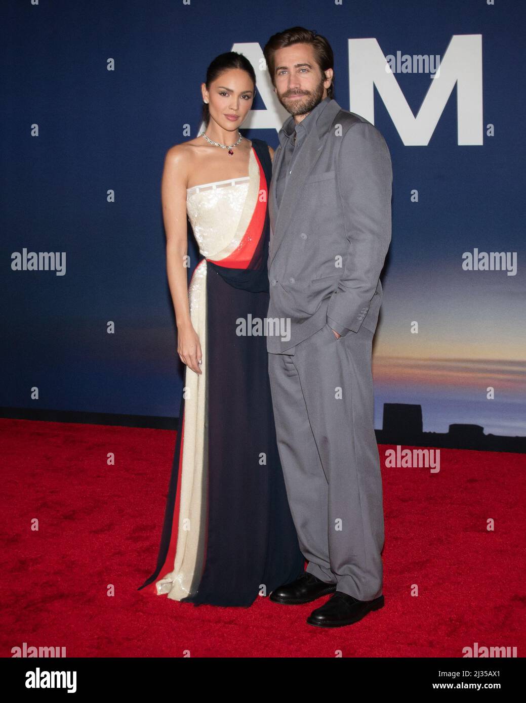 Los Angeles, Californie, États-Unis. 04th avril 2022. Eiza Gonzalez et Jake Gyllenhaal. Première de Los Angeles « Ambulance ». Credit: Billy Bennight/AdMedia/Newscom/Alay Live News Banque D'Images