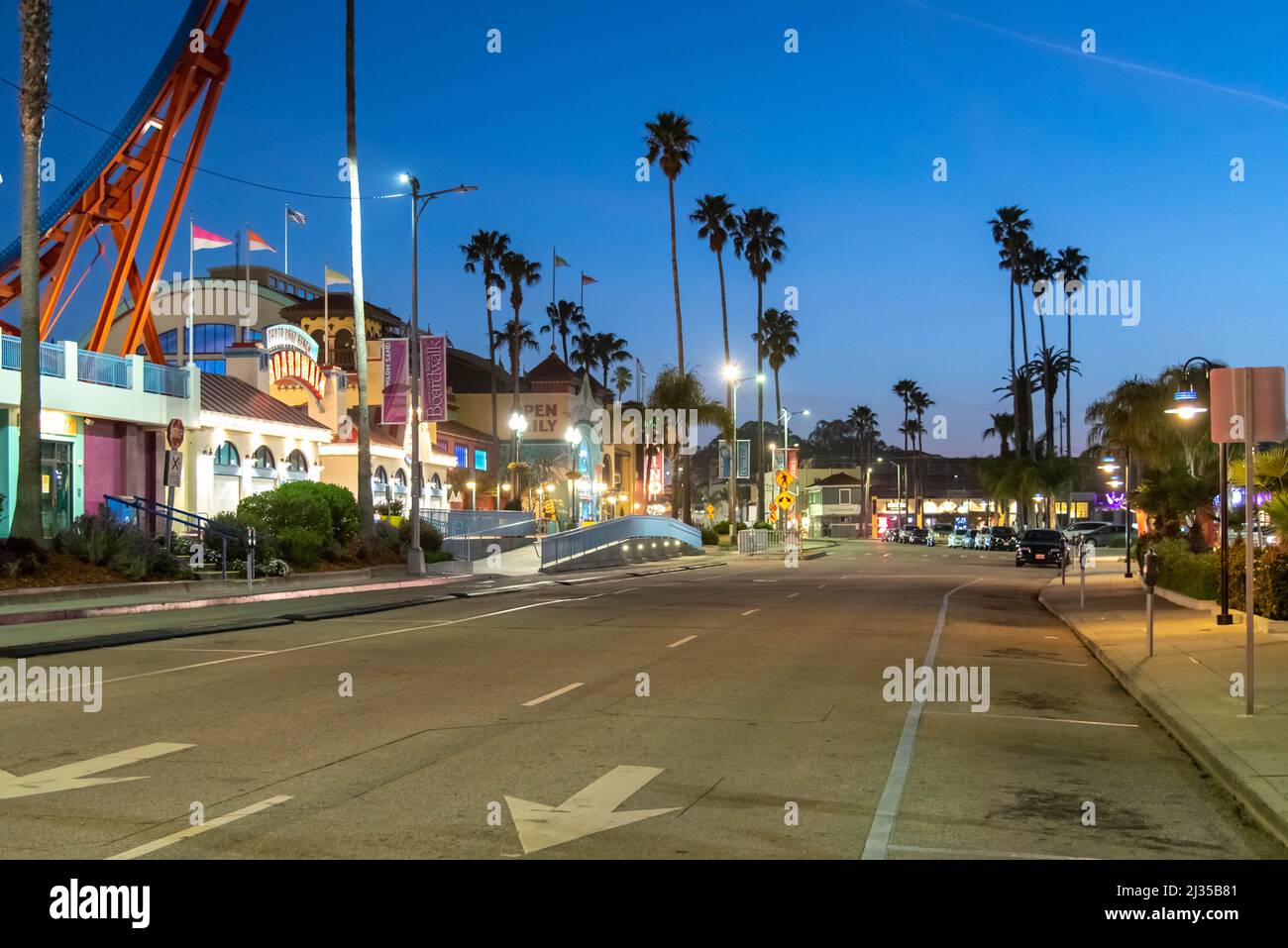 SANTA CRUZ, CA-MAR 31, 2022: Vue de nuit de la promenade de la plage de Santa Cruz, vue de l'entrée principale avec son néon lumineux. Le matin du bord de mer vintage Banque D'Images