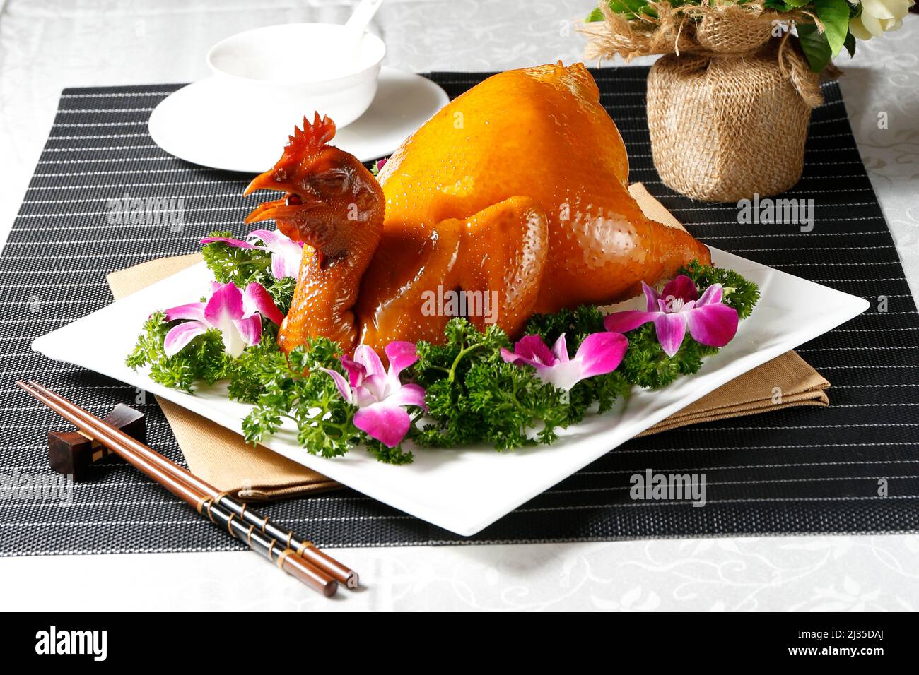 Poulet Wenchang frais dans un plat isolé sur fond gris vue latérale de la nourriture de Hong kong Banque D'Images