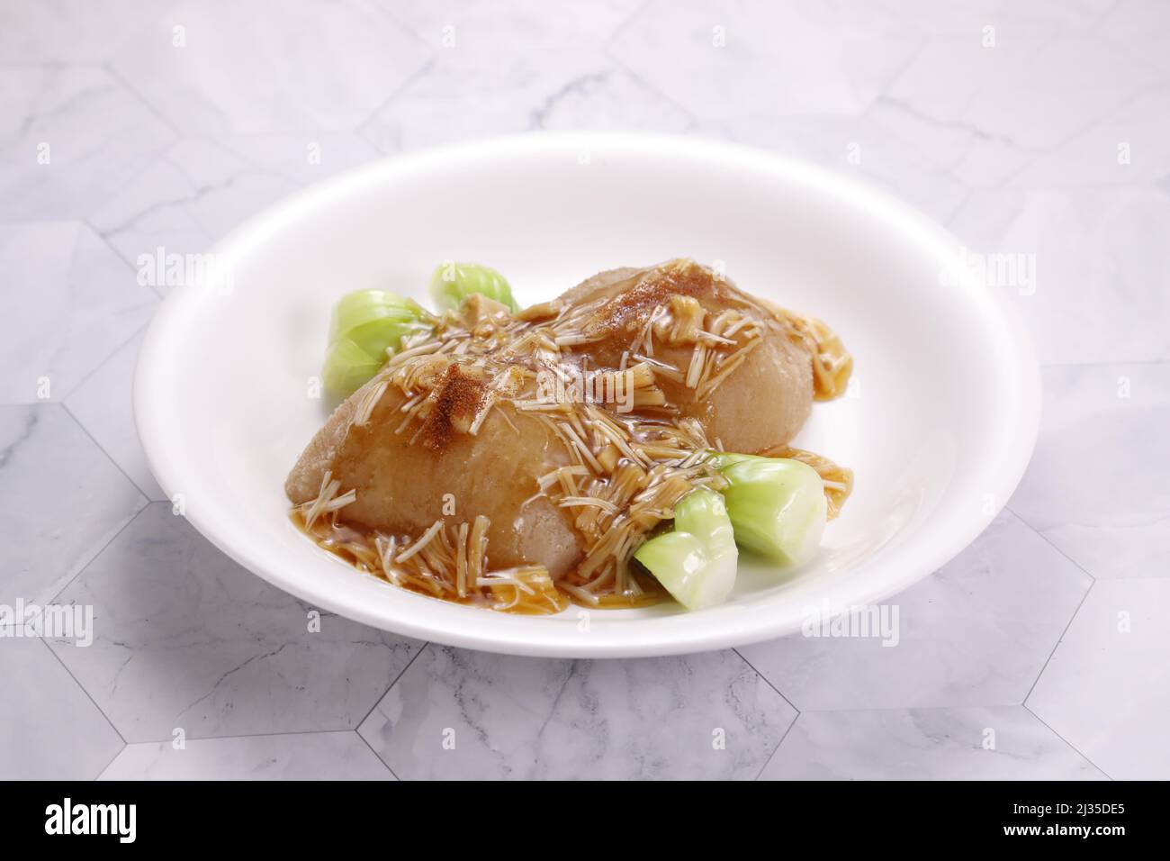 Pcrevettes Roe Buckle Pomelo Peel dans un plat isolé sur fond gris vue latérale de la nourriture de Hong kong Banque D'Images