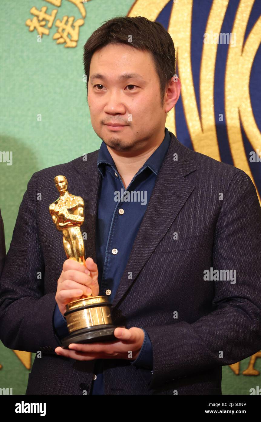 Tokyo, Japon. 5th avril 2022. Le film primé « Drive My car » (L-R) des Academy Awards de 94th, Ryusuke Hamaguchi, pose pour photo lors d'une conférence de presse au Japan National Press Club à Tokyo, le mardi 5 avril 2022. Le film japonais « Drive My car », qui présente l'histoire courte de Haruki Murakami, a remporté le meilleur titre international lors des US Academy Awards à Los Angeles le mois dernier. Credit: Yoshio Tsunoda/AFLO/Alay Live News Banque D'Images