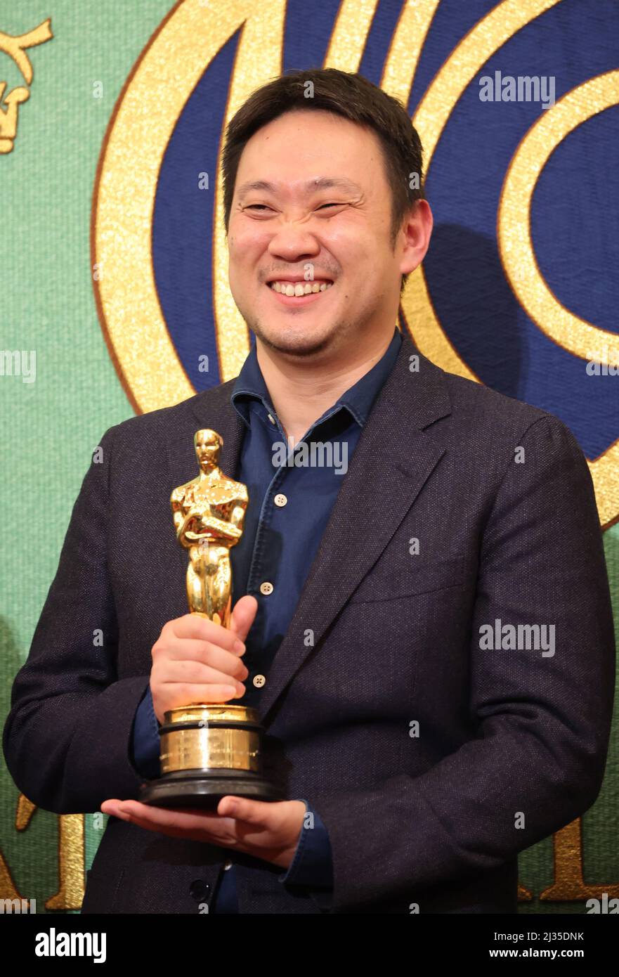 Tokyo, Japon. 5th avril 2022. Ryusuke Hamaguchi, le réalisateur du film « Drive My car », récompensé par les Academy Awards 94th, pose pour photo lors d'une conférence de presse au Japan National Press Club à Tokyo, le mardi 5 avril 2022. Le film japonais « Drive My car », qui présente l'histoire courte de Haruki Murakami, a remporté le meilleur titre international lors des US Academy Awards à Los Angeles le mois dernier. Credit: Yoshio Tsunoda/AFLO/Alay Live News Banque D'Images