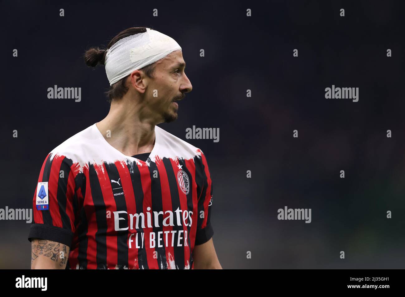 Milan, Italie, 4th avril 2022. Zlatan Ibrahimovic, de l'AC Milan, regarde  tout en portant un bandage pour couvrir une blessure à son sourcil soutenue  lors d'un affrontement de têtes avec Gary Medel