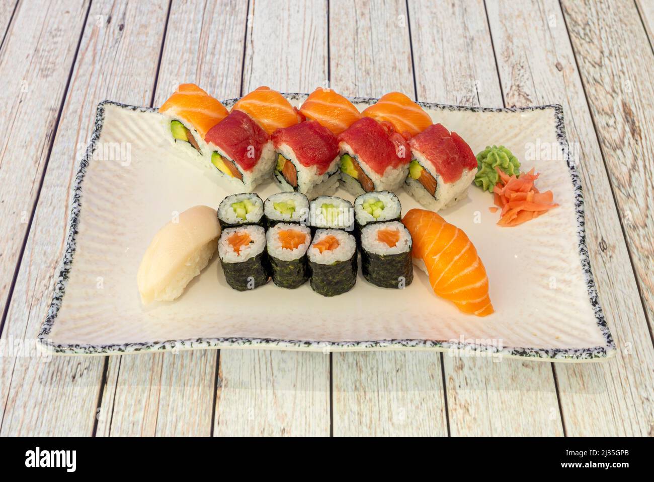 Assortiment de sushis avec nigiri, saumon norvégien, babeurre, uramaki de thon rouge, maki de concombre, Riz blanc, algues nori, wasabi, gingembre, mexicain A. Banque D'Images