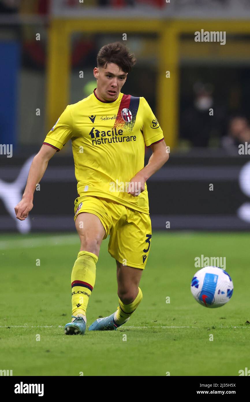 Milan, Italie, 4th avril 2022. Aaron Hickey du FC de Bologne pendant la série Un match à Giuseppe Meazza, Milan. Le crédit photo devrait se lire: Jonathan Moscrop / Sportimage Banque D'Images