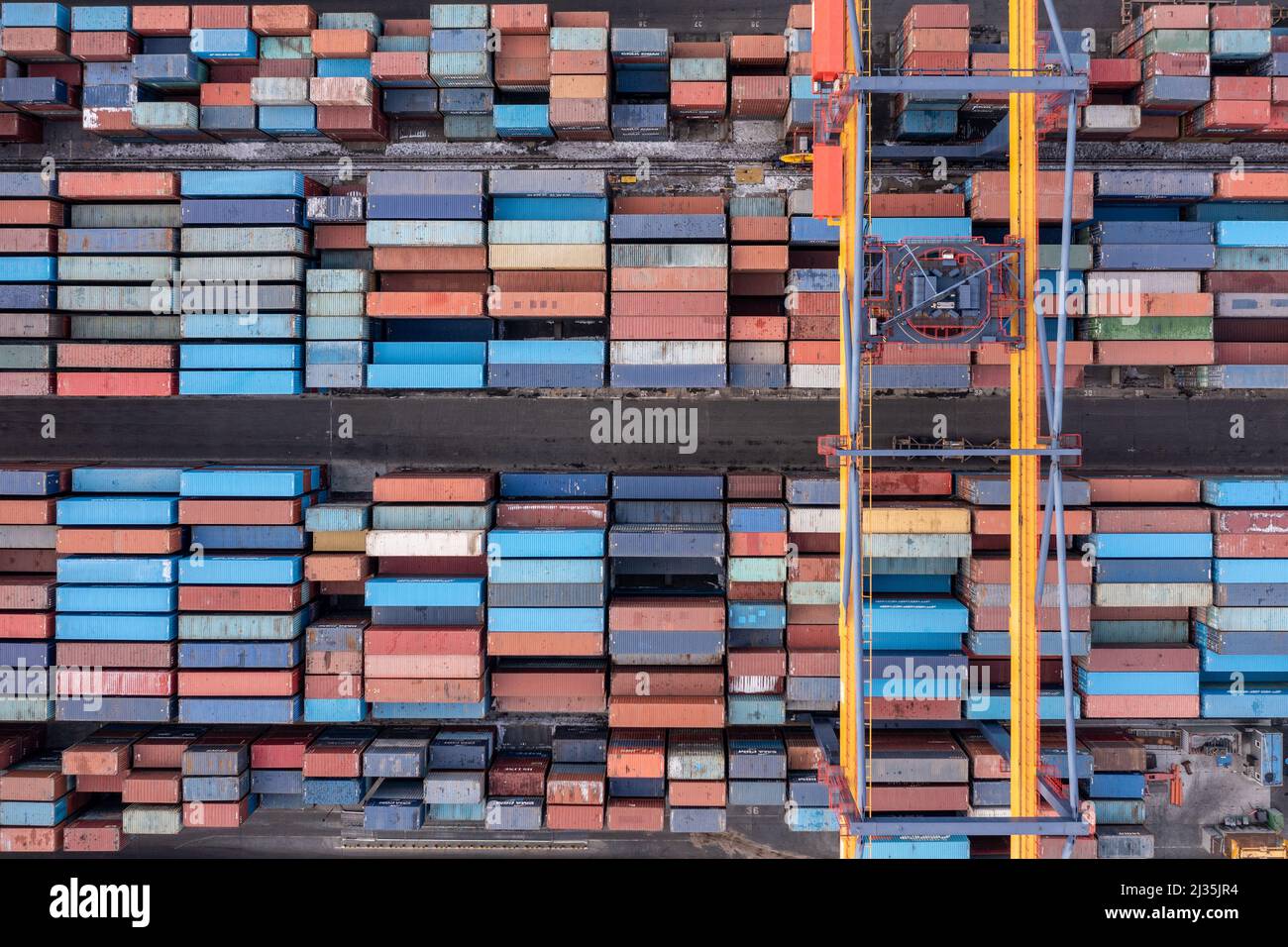 Vladivostok, Russie - 28 janvier 2022 : Vue de dessus du terminal des conteneurs du port maritime. En hiver, un bateau à conteneurs est en train de charger au quai. Banque D'Images