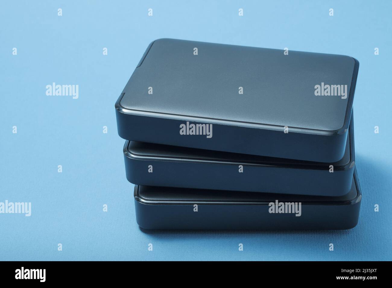 Pile de disques durs sur fond bleu. Banque D'Images