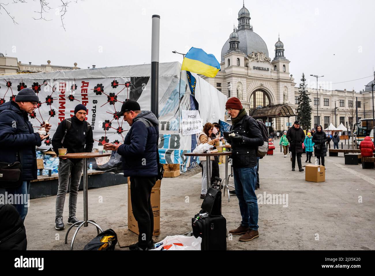 Lviv, Ukraine. 05th avril 2022. Les Ukrainiens mangent de la nourriture fournie par les ONG à la gare principale de Lviv alors que l'invasion russe de l'Ukraine se poursuit. À mesure que la Fédération de Russie envahit l'Ukraine, le conflit devrait forcer jusqu'à 5 millions d'Ukrainiens à fuir le pays et à créer un grand nombre de réfugiés internes. Les Ukrainiens ont grand besoin de fournitures médicales, de nourriture, de vêtements et plus encore. Crédit : SOPA Images Limited/Alamy Live News Banque D'Images