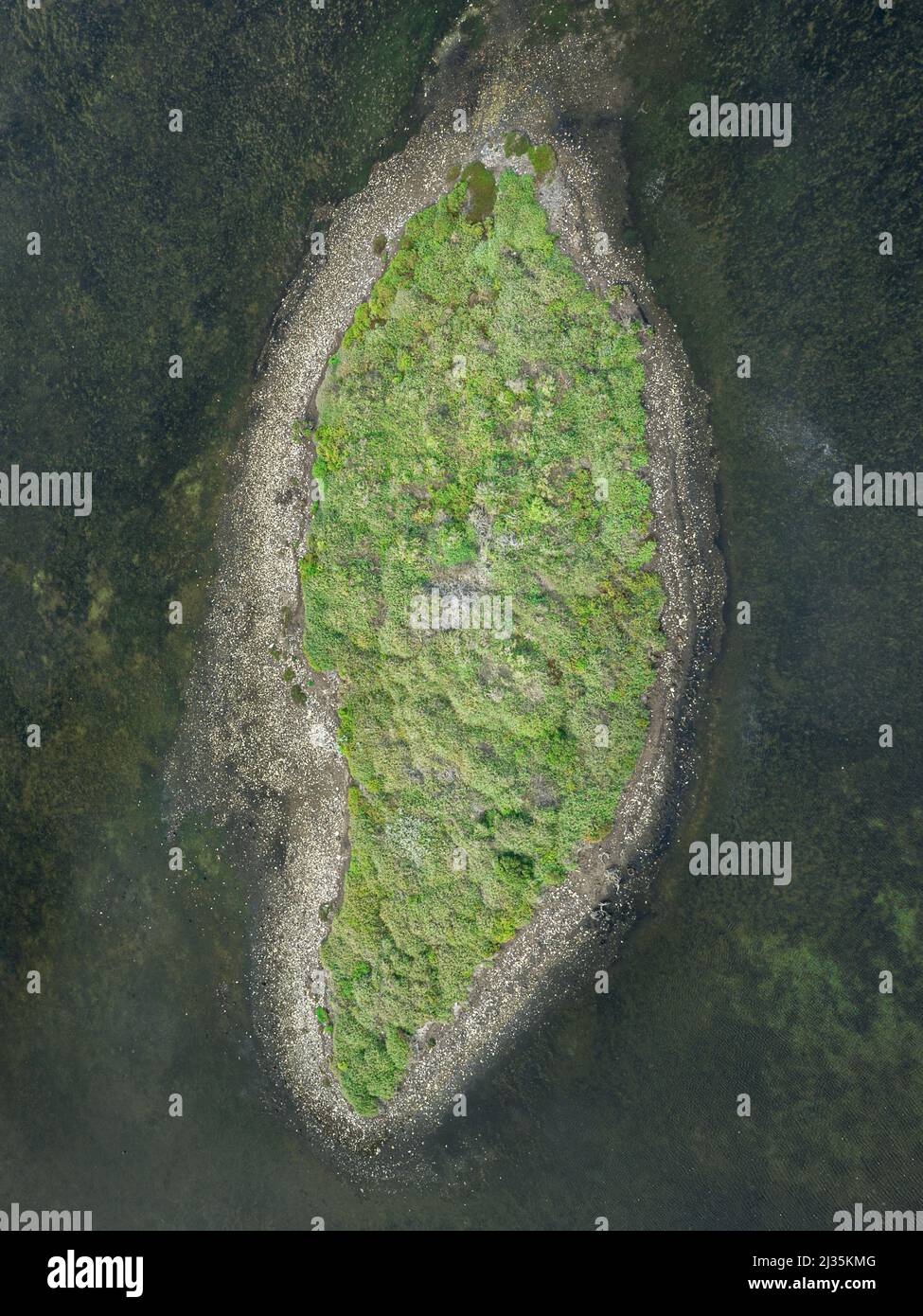 L'île dans l'océan rappellent la forme de quelque chose basée sur votre imagination Photo Stock L'île dans l'océan rappellent la forme de quelque chose basée sur votre imagination Photo Stock