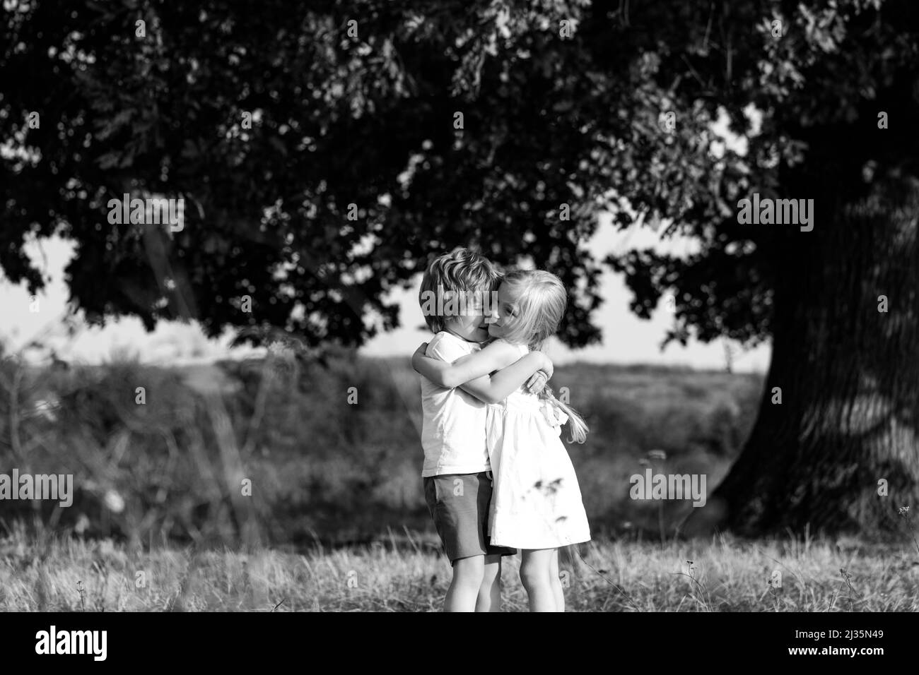 Carte de vœux Saint-Valentin. Enfants romantiques ayant la date à la Saint Valentin. Thème de la Saint-Valentin. Meilleures idées pour la Saint-Valentin. Banque D'Images