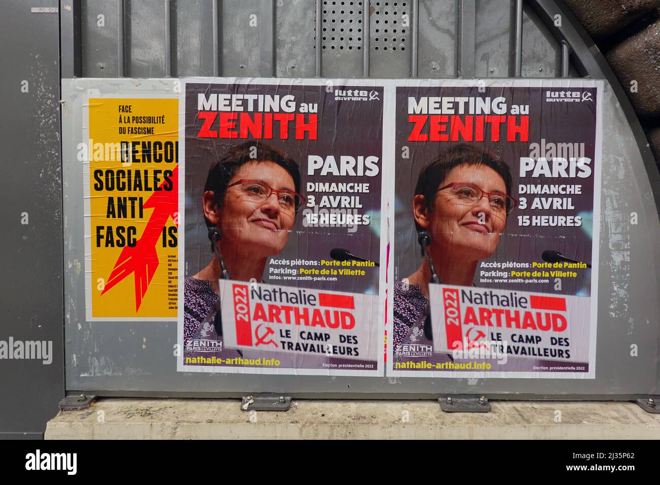 PARIS, FRANCE –30 MARS 2022- Affichage des affiches officielles des candidats politiques pour l'élection présidentielle française qui aura lieu les 10 et 24 avril 2022 o Banque D'Images