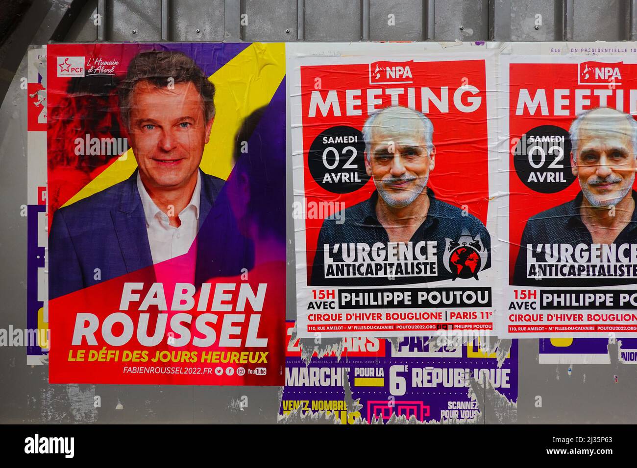PARIS, FRANCE –30 MARS 2022- Affichage des affiches officielles des candidats politiques pour l'élection présidentielle française qui aura lieu les 10 et 24 avril 2022 o Banque D'Images