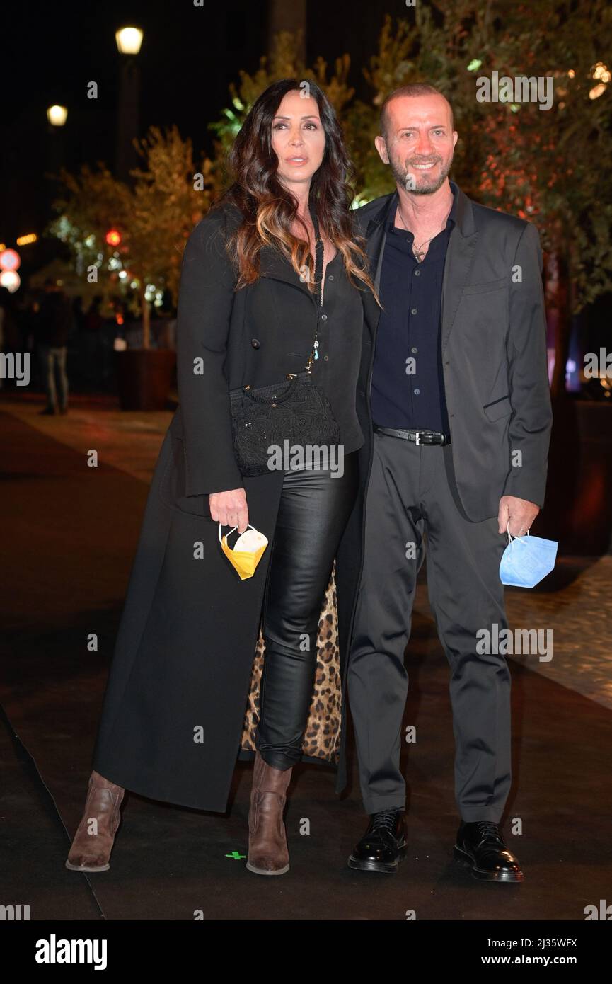 Rome, Italie. 05th avril 2022. La RAF, mieux connue sous le nom de Raffaele Riefoli (R) et Gabriella Labate (L), assiste au tapis noir du film Laura Pausini Piacere di conoscerti Amazon Prime à l'Auditorium della Conciliazione. Crédit : SOPA Images Limited/Alamy Live News Banque D'Images