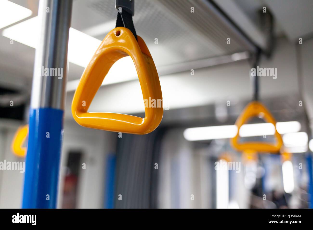 Les transports en commun dans la ville. Métro de Moscou. Mains courantes jaunes pour les mains en gros plan. Une voiture de métro vide récemment le soir. Il y a peu de personnes dans un Banque D'Images