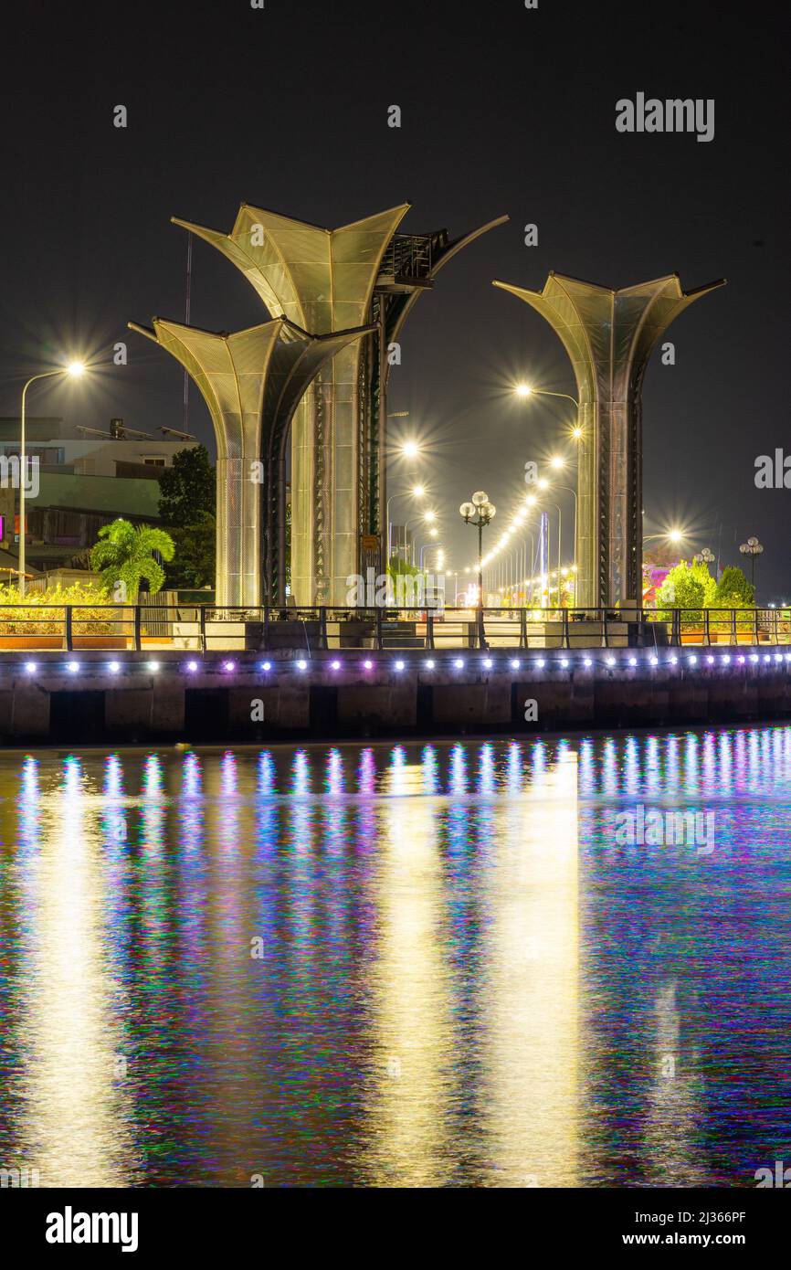 Province de Tien Giang, Vietnam -12 Mar 2022: Vue de la ville de My Tho, île de Tan long et port de plaisance, pont de Rach Mieu avec transport, énergie infrast Banque D'Images