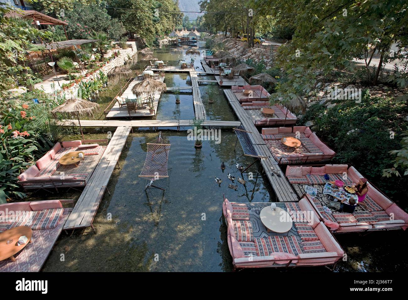 Restaurant de la rivière, restaurants sur la rivière, Adrasan, Lykia, Turquie, Mer méditerranée Banque D'Images