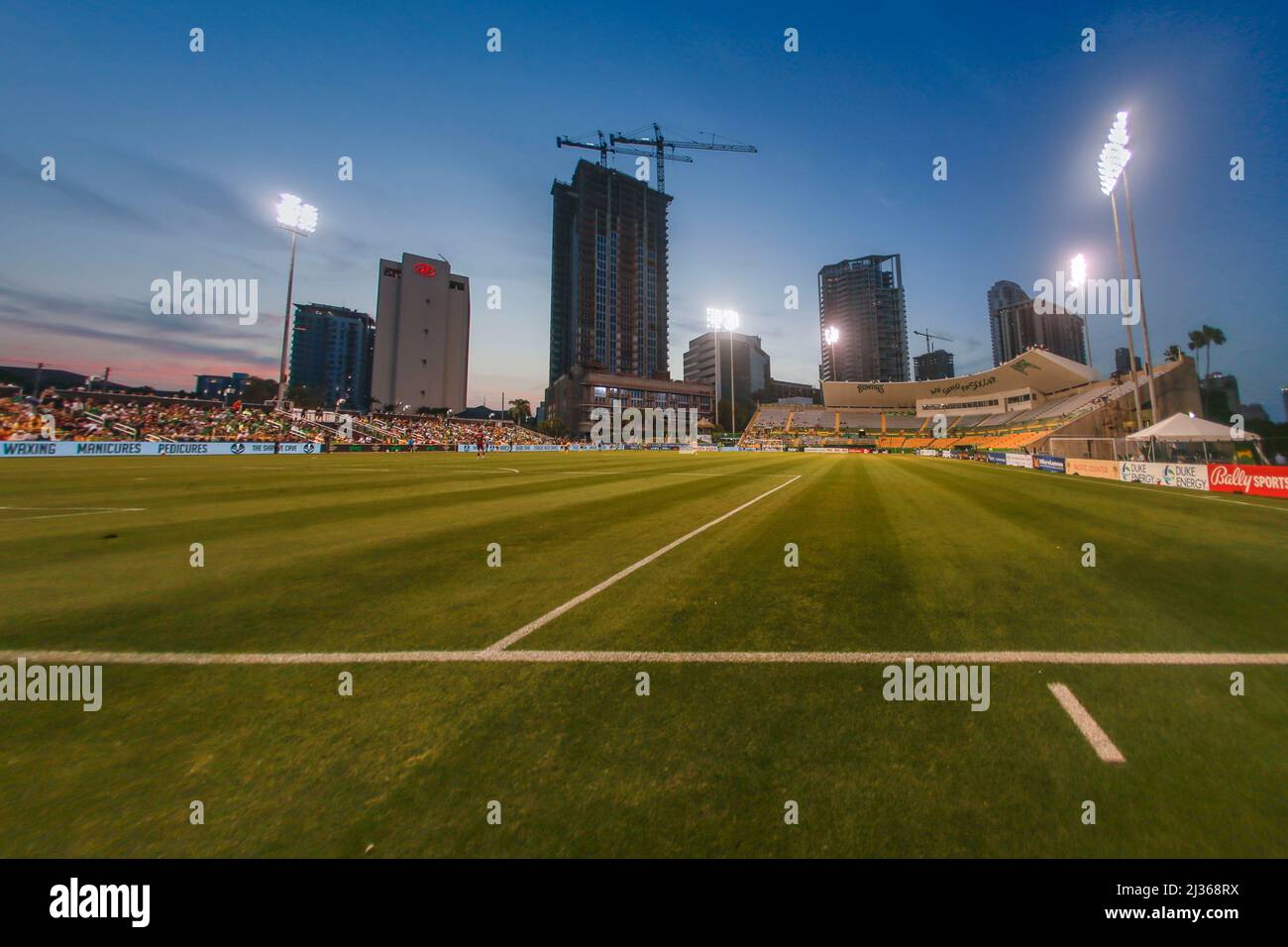 Saint-Pétersbourg, FL USA: Une vue générale du coucher de soleil pendant la ronde 2 de l'USL 2022 U.S. Open Cup entre les voyous de la baie de Tampa et les villages S. Banque D'Images Saint-Pétersbourg, FL USA: Une vue générale du coucher de soleil pendant la ronde 2 de l'USL 2022 U.S. Open Cup entre les voyous de la baie de Tampa et les villages S. Banque D'Images