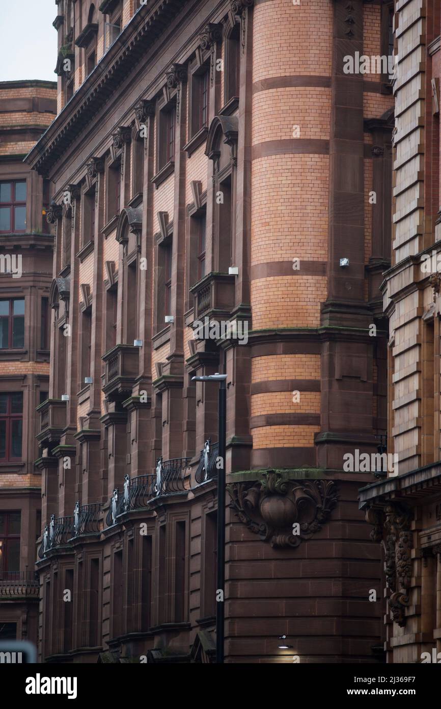 Asia House au n° 82 Princess Street, Manchester, Angleterre, est un entrepôt d'emballage et d'expédition datant du début du 20th siècle construit entre 1906 et 1909 dans un style baroque édouardien. Il s'agit d'un bâtiment classé de catégorie II* au 3 octobre 1974. Les bâtiments d'Angleterre de Nikolaus Pevsner décrit l'entrepôt, et son compagnon, n° 86, Manchester House, comme «assez splendide ... de bons exemples du type d'entrepôt conçu pour une occupation multiple par les marchands de transport». Il attribue sa conception à I.R.E. Birkett, architecte du bâtiment compagnon classé Grade II, Manchester House. Banque D'Images