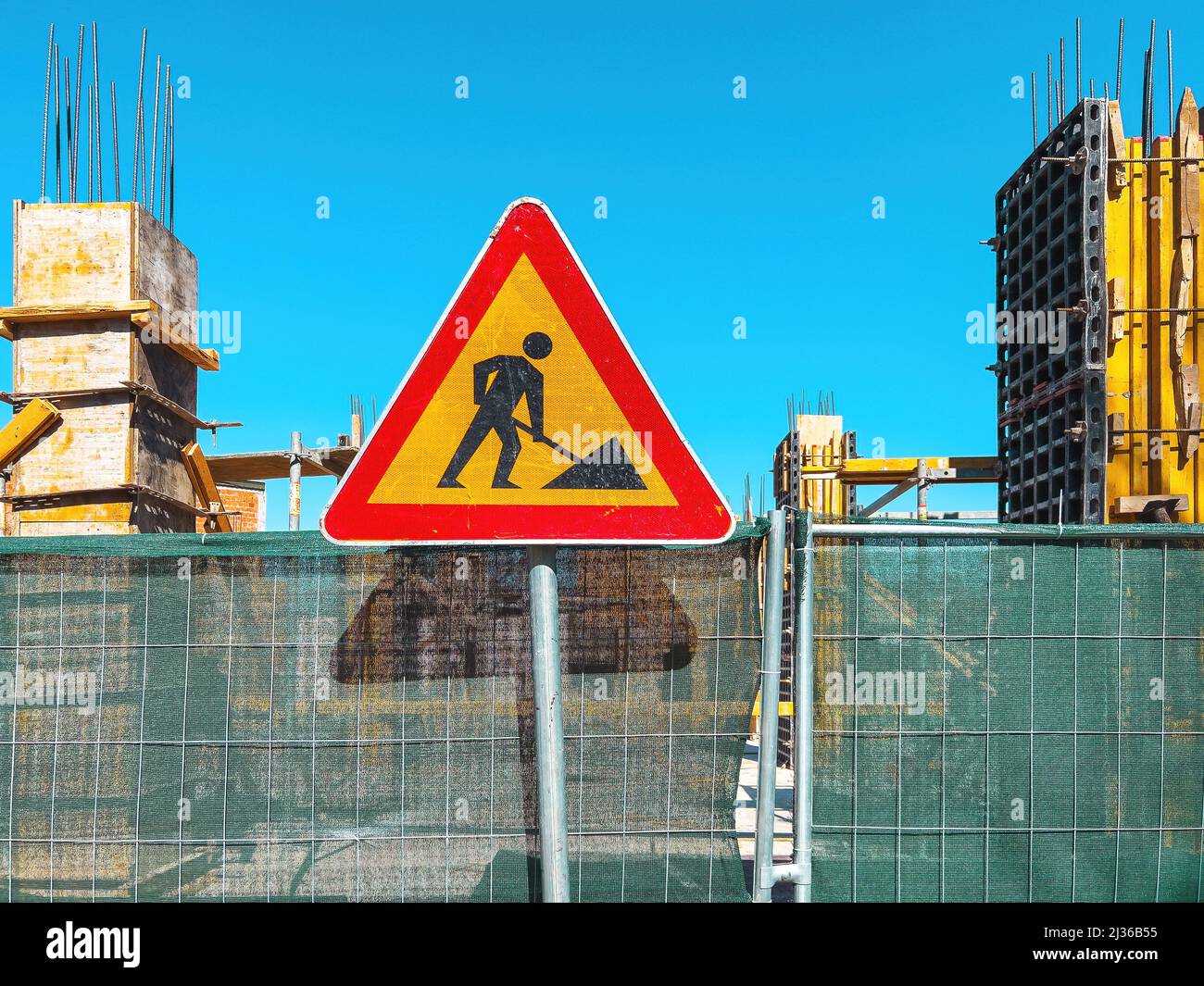 Signalisation routière sur le chantier, Signalisation d'avertissement homme au travail Banque D'Images
