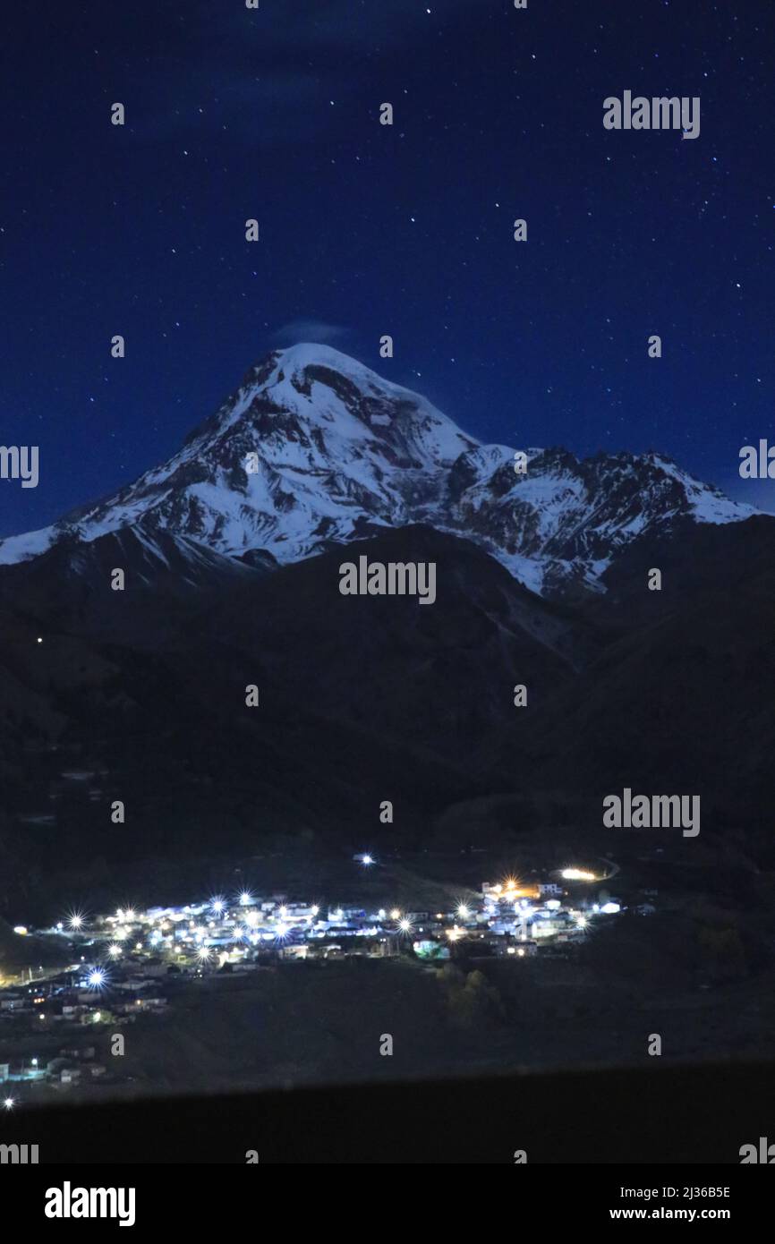 Belle vue sur la vallée de la montagne Kazbegi en Géorgie Banque D'Images