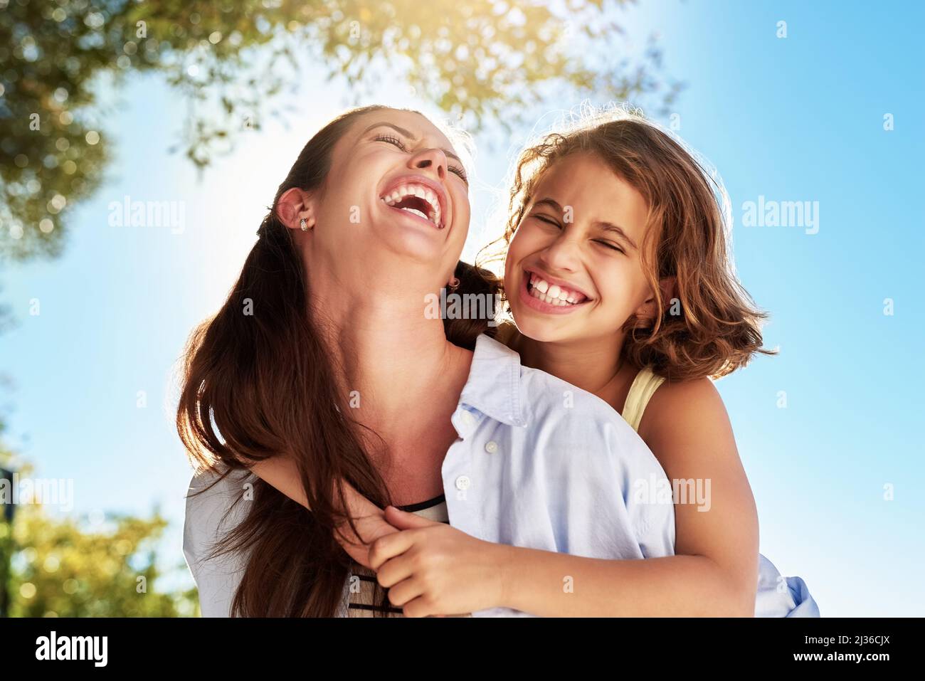 Les jours ne sont jamais courts de plaisir quand theyre ensemble. Photo courte d'une mère et d'une fille en profitant de la journée à l'extérieur. Banque D'Images