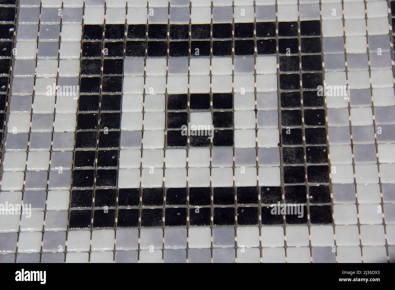 Le motif en mosaïque non fini est appliqué à la piscine rénovée. Série d'images prises lors d'une rénovation de la piscine. Banque D'Images