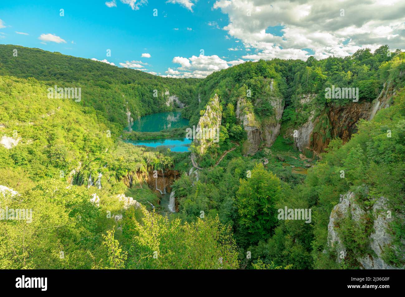 Point de vue du lac Korana le parc national des lacs de Plitvice en Croatie dans la région de Lika sur le lac Novakovica Brod. Nom du patrimoine mondial de l'UNESCO de la Croatie Banque D'Images
