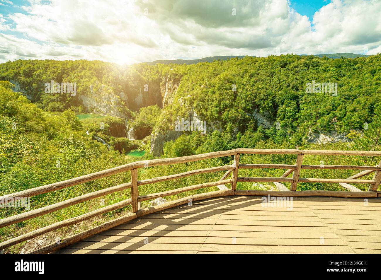 Soleil sur le point de vue avec Veliki Slap et cascade de Sastavci du parc national des lacs de Plitvice en Croatie. Parc forestier naturel avec lacs à Lika Banque D'Images