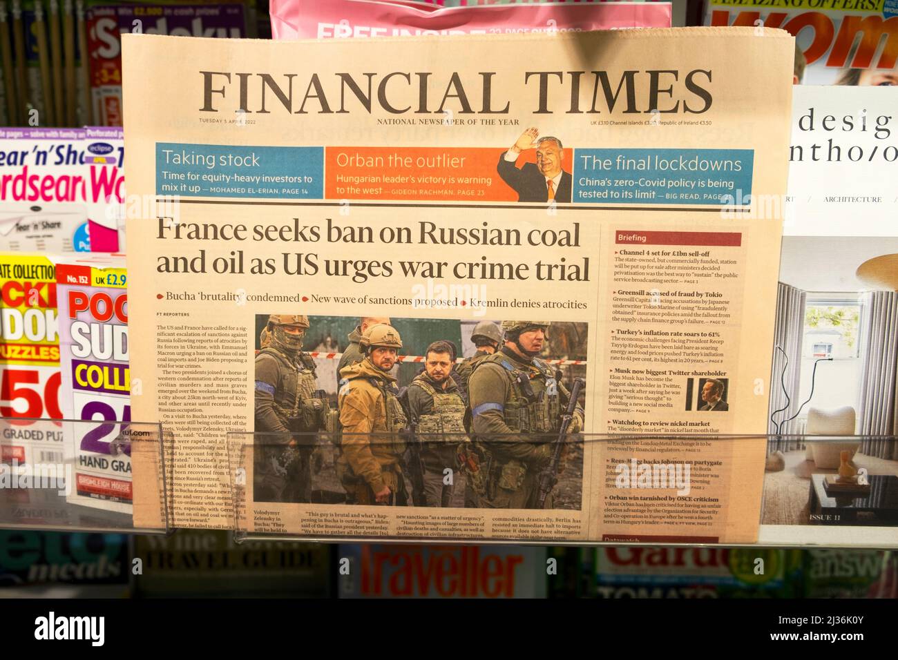Financial Times FT titre du journal 'la France demande l'interdiction du charbon et du pétrole russes alors que les Etats-Unis demandent un procès pour crimes de guerre' 5 avril 2022 Londres Angleterre Royaume-Uni Banque D'Images