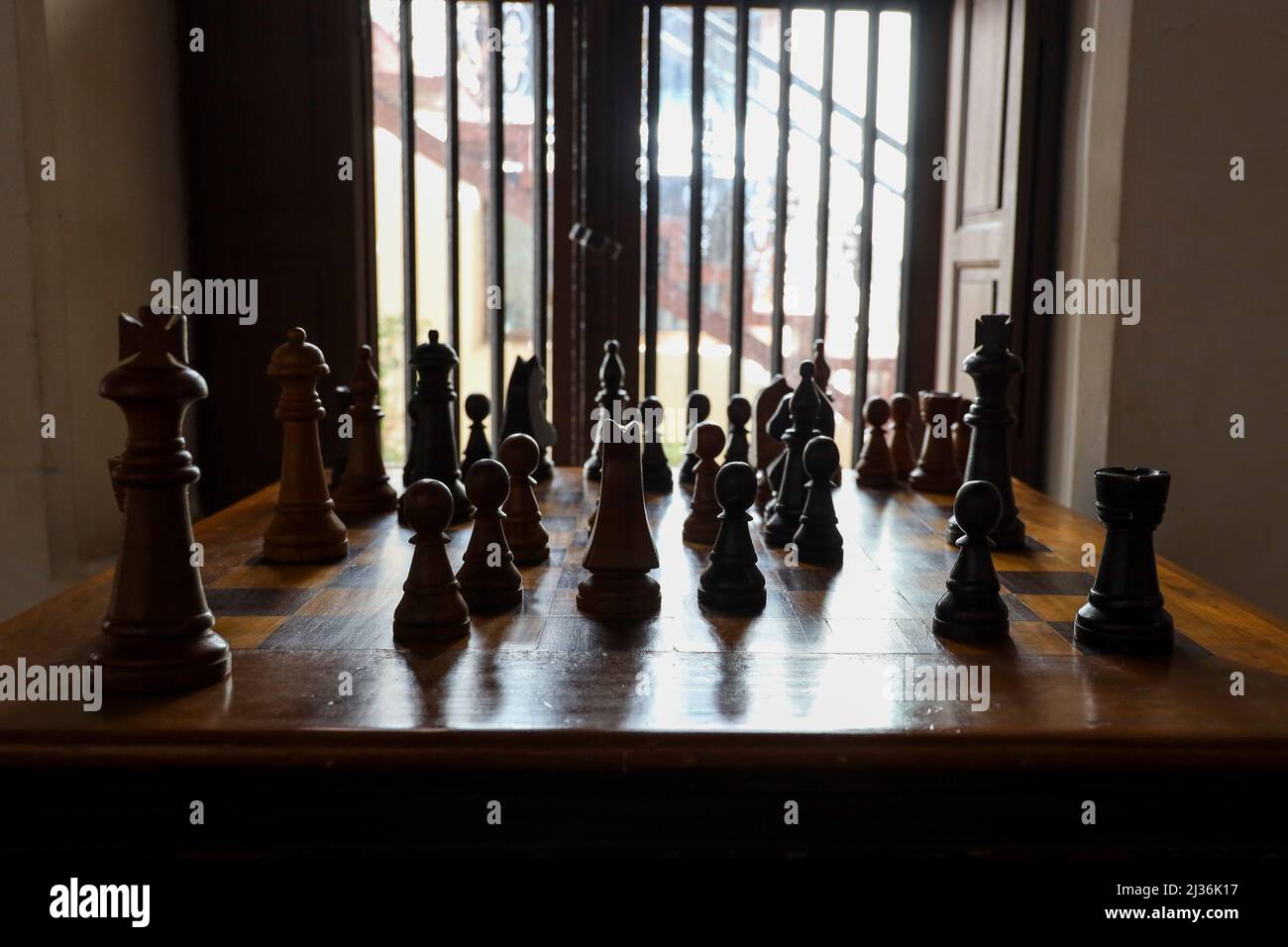 Gros plan d'un jeu d'échecs en bois à la station de luxe de Chidambara Vilas, Chettinad, Tamil Nadu, Inde. Banque D'Images