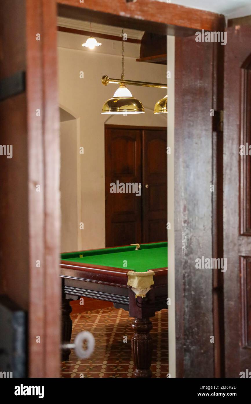 Vue à travers la demi-porte ouverte dans la salle de billard du complexe de luxe de Chidambara Vilas, Chettinad, Kadiapatti, Tamil Nadu, Inde Banque D'Images