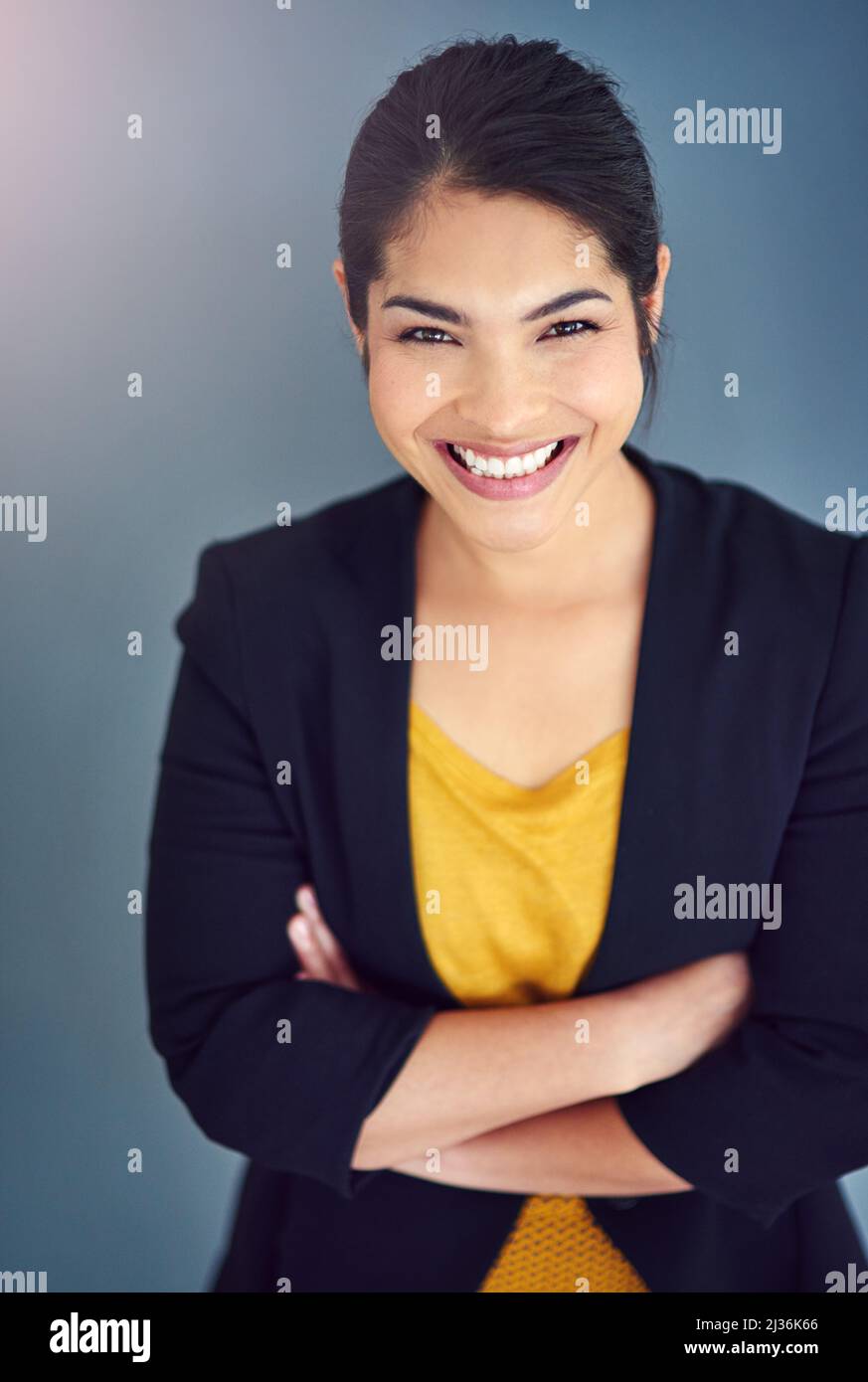 La confiance est la clé du succès. Portrait en studio d'une jeune femme d'affaires attirante debout sur fond bleu. Banque D'Images