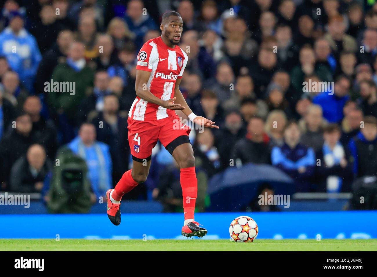 Manchester, Royaume-Uni. 05th avril 2022. Geoffrey Kondogbia #4 de l'Athletico Madrid court avec le ballon à Manchester, Royaume-Uni le 4/5/2022. (Photo de Conor Molloy/News Images/Sipa USA) crédit: SIPA USA/Alay Live News Banque D'Images