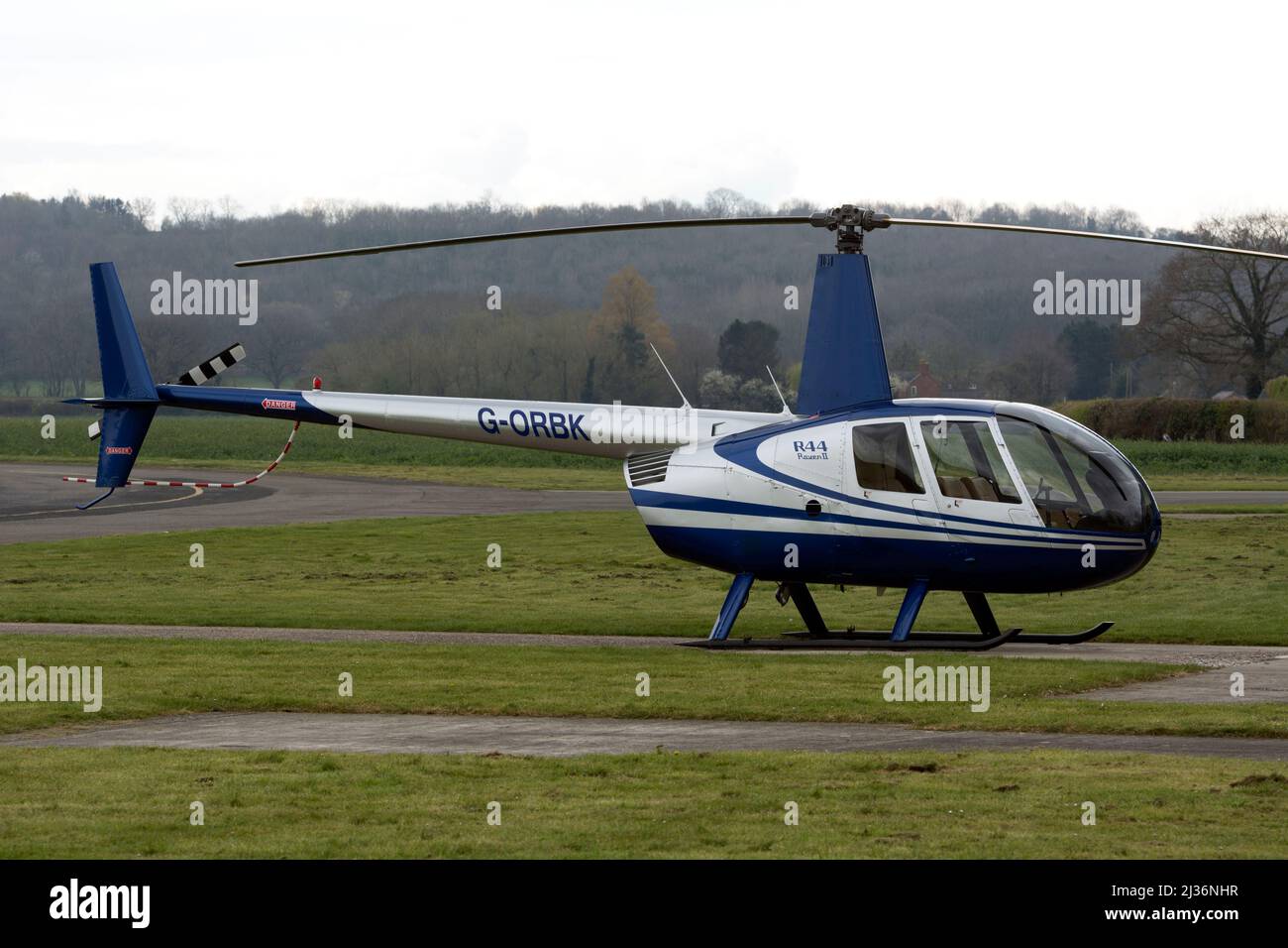 Hélicoptère Robinson R44 Raven II (G-ORBK) à Wellesbourne Airfield, Warwickshire, Royaume-Uni Banque D'Images