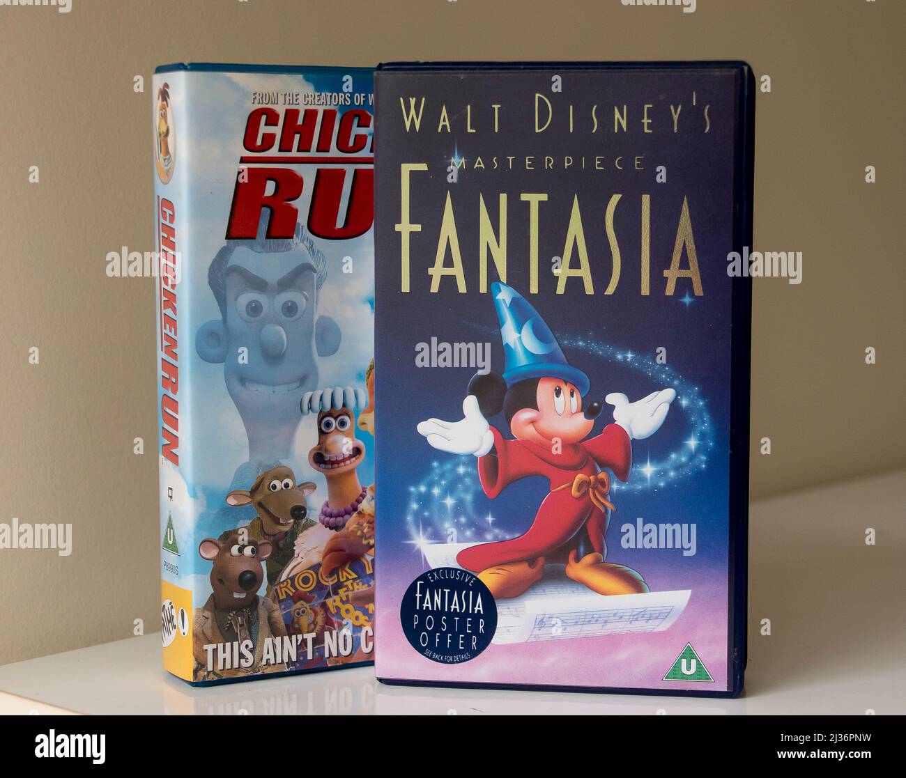 Deux cassettes vidéo VHS des favoris des enfants d'environ 1993. Chicken Run (Aardman) et Fantasia (Disney). Format britannique. Usage éditorial uniquement. Banque D'Images