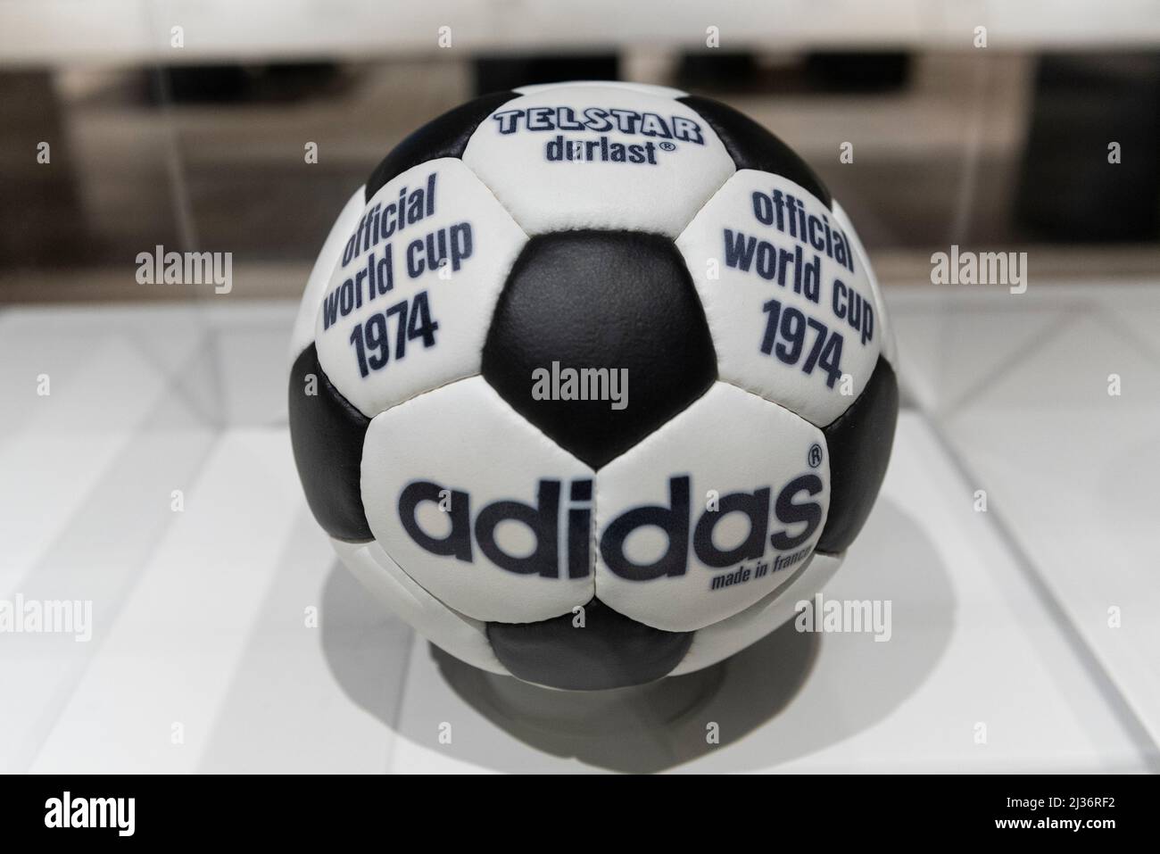 Londres, Royaume-Uni. 6 avril 2022. « adidas Telstar football », 1974. Aperçu de «football: Designing the Beautiful Game», une nouvelle exposition au Design Museum qui célèbre la façon dont le design a influencé le sport le plus populaire au monde. L'exposition, réalisée en partenariat avec le Musée national du football, se déroule du 8 avril au 29 août 2022. Credit: Stephen Chung / Alamy Live News Banque D'Images