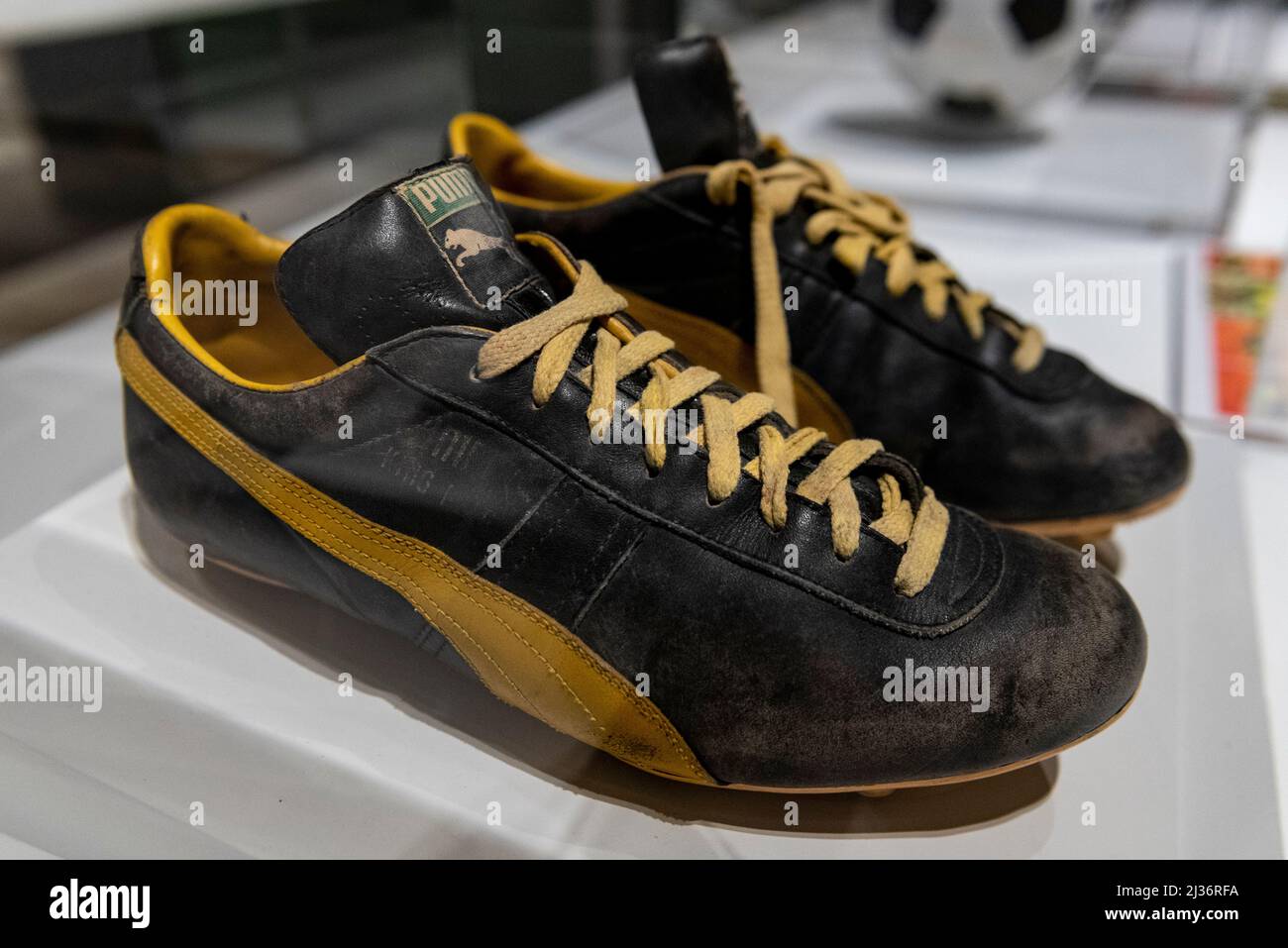 Londres, Royaume-Uni. 6 avril 2022. 'Puma King Pelé' paire de bottes', 1972 - Pelé portait une paire personnalisée lors de la coupe du monde 1970. Aperçu de «football: Designing the Beautiful Game», une nouvelle exposition au Design Museum qui célèbre la façon dont le design a influencé le sport le plus populaire au monde. L'exposition, réalisée en partenariat avec le Musée national du football, se déroule du 8 avril au 29 août 2022. Credit: Stephen Chung / Alamy Live News Banque D'Images