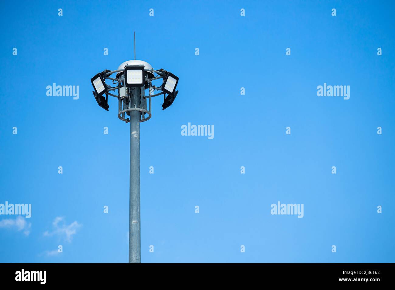 LED d'extérieur haute puissance pour lampadaire poteau de projecteur sur  ciel bleu clair espace de copie Photo Stock - Alamy