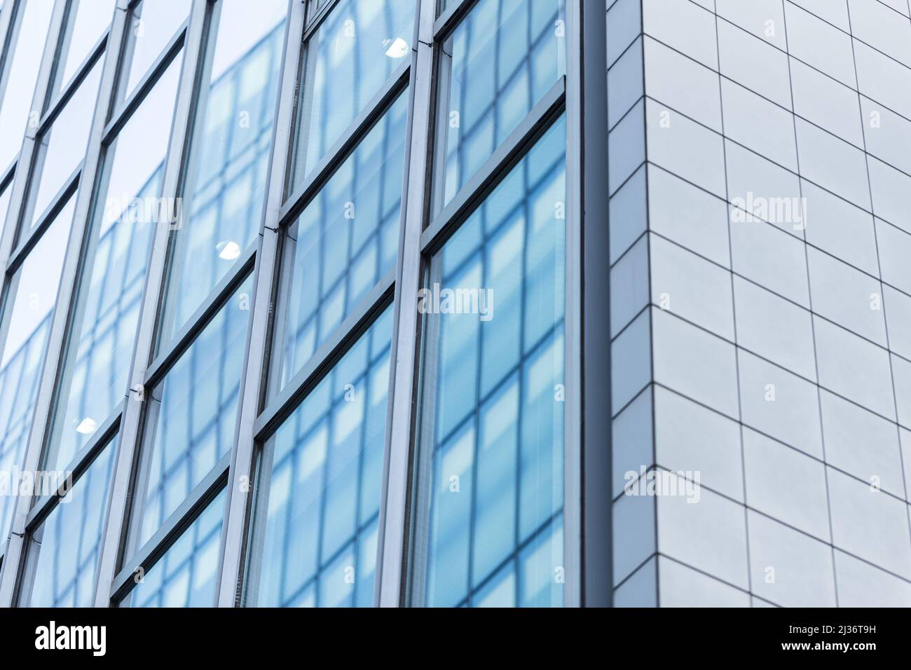 l'immeuble de bureaux financiers sans gestion est doté de fenêtres en verre dans la ville moderne Banque D'Images