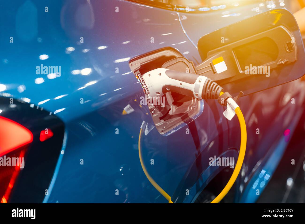 Batterie de charge de voiture de véhicule électrique. Voiture électrique moderne charge l'énergie verte et l'énergie écologique pour le futur concept de transport. Banque D'Images