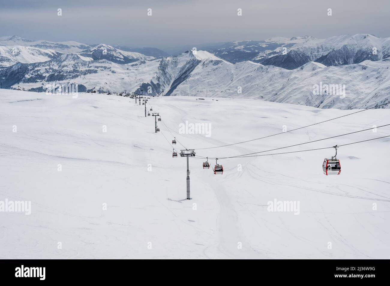 Télécabine et piste dans la station de ski de Gudauri, Géorgie Banque D'Images