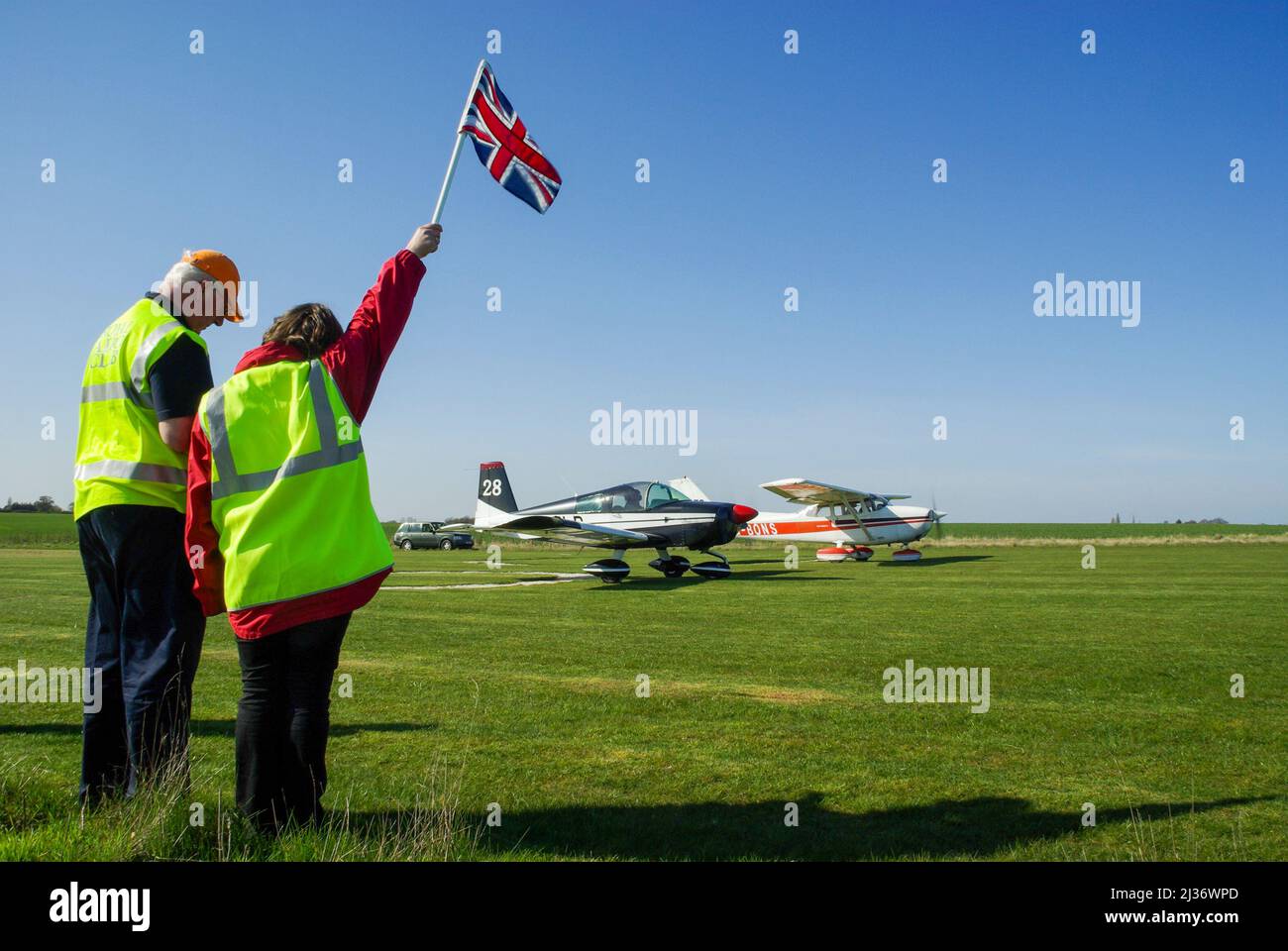 Équipe de départ pour la course aérienne Royal Aero Club à Great Oakley, Royaume-Uni. Avions légers prêts à partir de l'aérodrome d'herbe. Drapeau relevé pour démarrer Banque D'Images