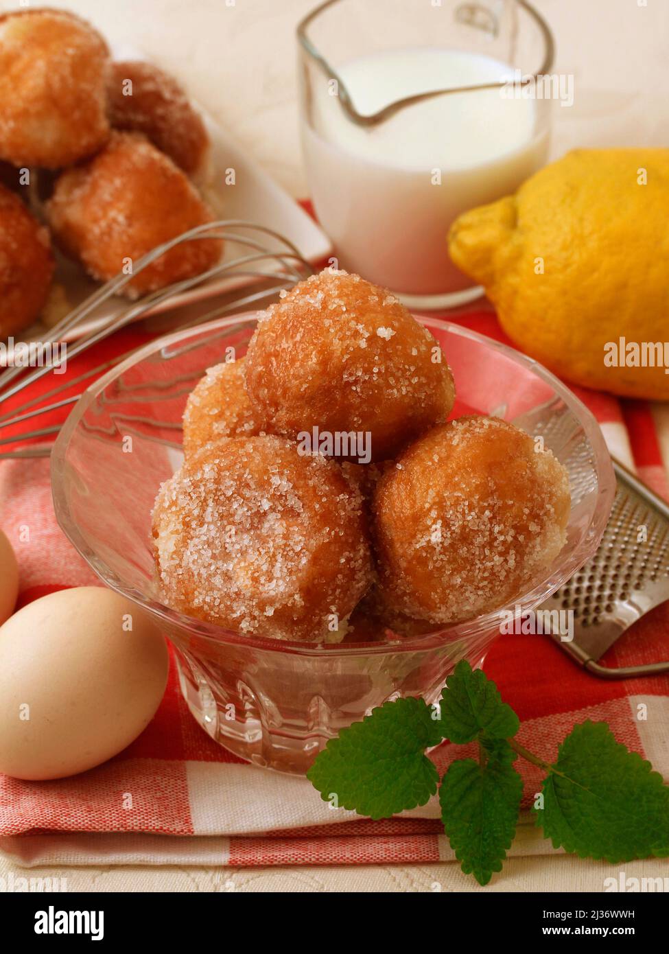 Beignets faits main. Farci de crème anglaise. Banque D'Images
