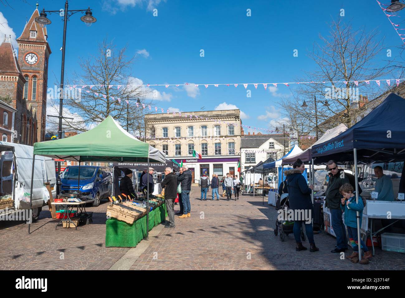 Newbury Market place avec le marché mensuel des agriculteurs et l'hôtel de ville derrière, Newbury, Berkshire, Angleterre, Royaume-Uni Banque D'Images