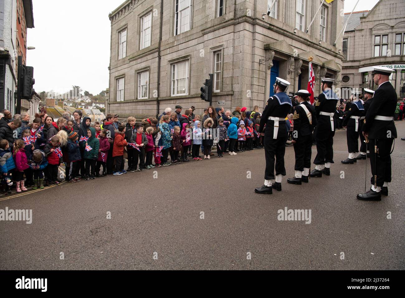 Défilé de la liberté à Helston Cornwall, le personnel de la marine RNAS Culdrose forme vers le haut à environ 10am et marche sur la rue Meneage jusqu'au Guildhall, où le maire et le capitaine de Culdrose inspectent la garde. L'aumônier du maire dirige les prières, le maire s'adresse à la parade, puis le capitaine de la RNAS Culdrose répond. La parade est une journée importante dans le calendrier civique, ainsi que pour les gens de la ville, dont beaucoup ont des liens avec la base aérienne. Tous sont les bienvenus pour regarder ce spectacle unique et impressionnant, Credit: kathleen White/Alay Live News Banque D'Images