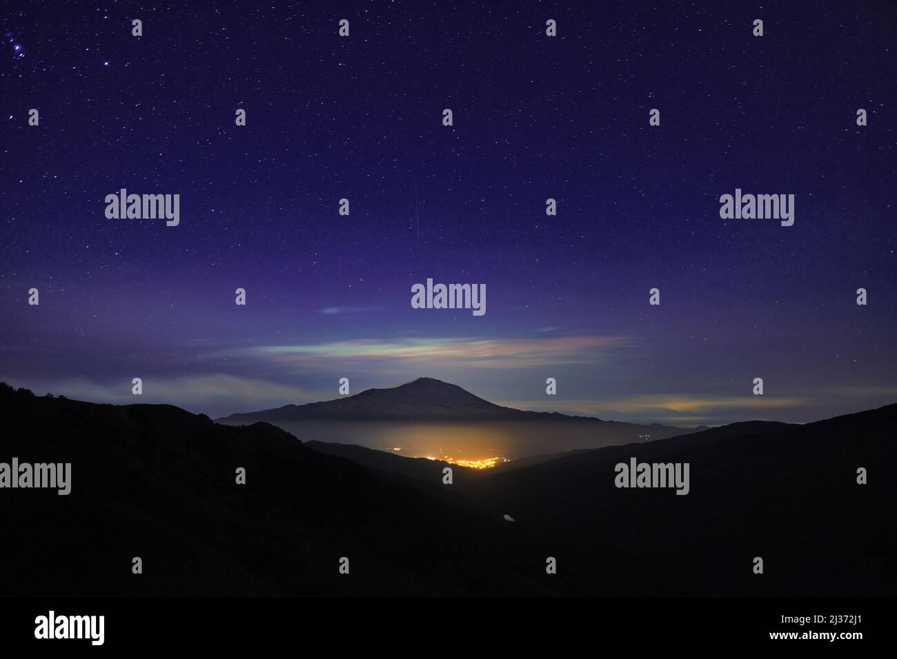 Lumière nocturne de la ville de Randazzo, sous le mont Etna et ciel plein d'étoiles du parc Nebrodi, Sicile Banque D'Images