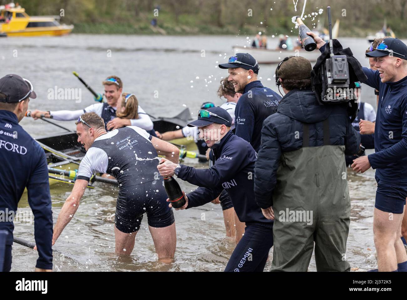 Oxford à la fin de la course de bateaux Gemini 167th hommes Oxford / Cambridge 2022. Banque D'Images